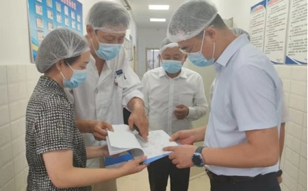 鞍山铁东区委书记新学期校园“陪餐”